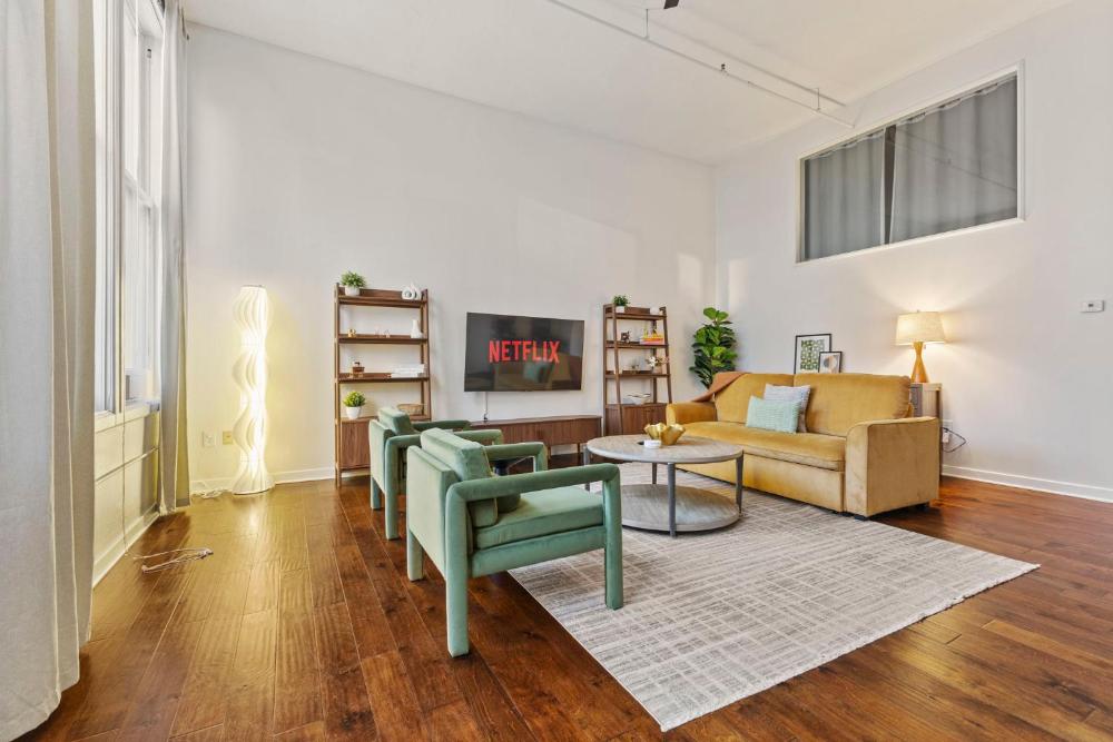 2BR Downtown Gem with Arcade games! - Sleeps 7 - Near Convention Center - Stadium